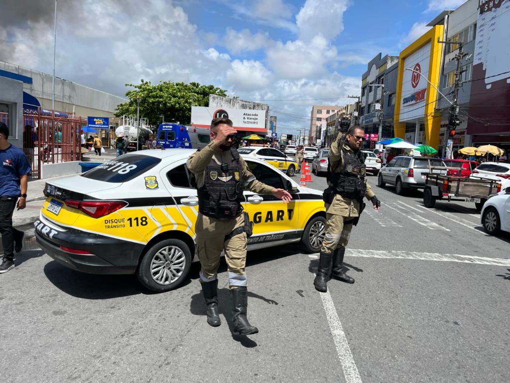 SMTT de Aracaju realiza bloqueios e orienta condutores durante Incêndio na capital - SMTT Aracaju